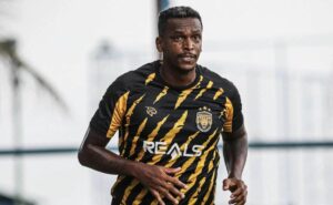 após passar a noite na prisão, atacante jô é solto e deve enfrentar o santos