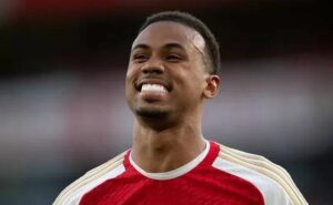 gabriel magalhães, zagueiro do arsenal, acompanha jogo do corinthians sub 20; veja foto