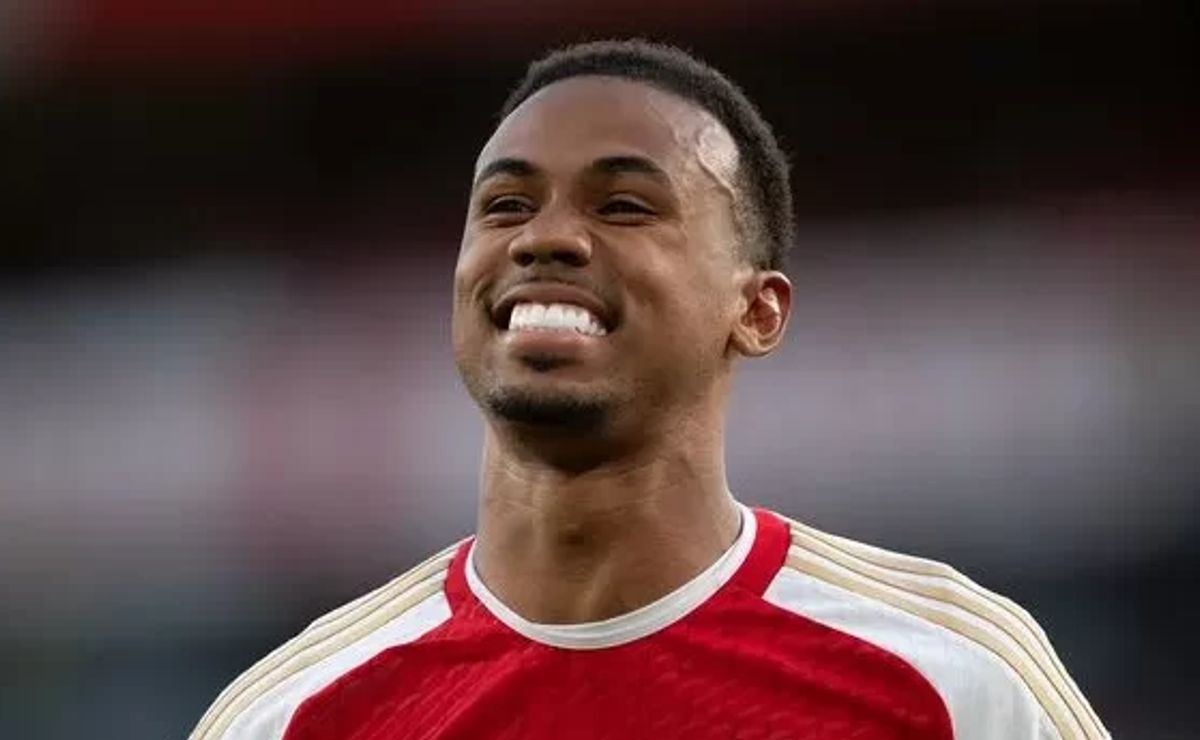 gabriel magalhães, zagueiro do arsenal, acompanha jogo do corinthians sub 20; veja foto