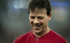 r$ 25 milhões: diniz vai contar com ex atacante do porto no fluminense; entenda