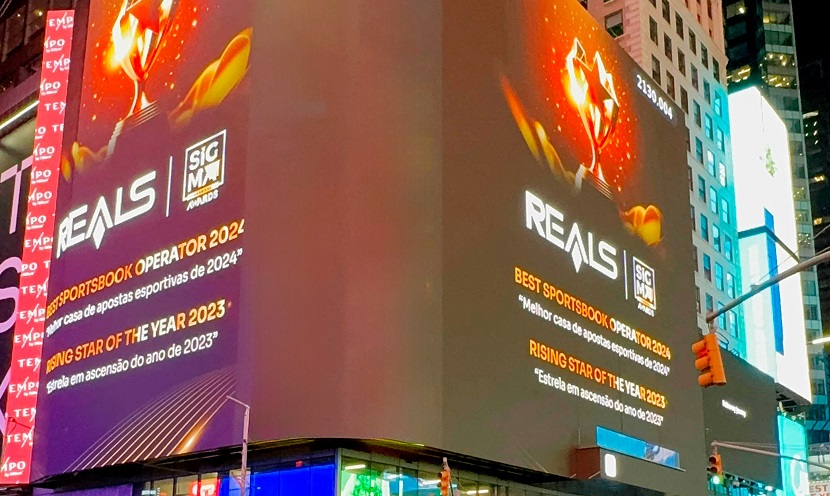 operadora reals celebra prêmio com projeção em telão na times square