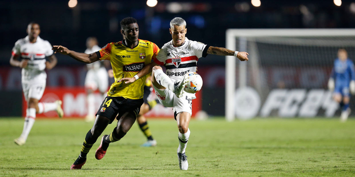 new balance faz ação em jogo do são paulo na copa do brasil para destacar uma nova cor