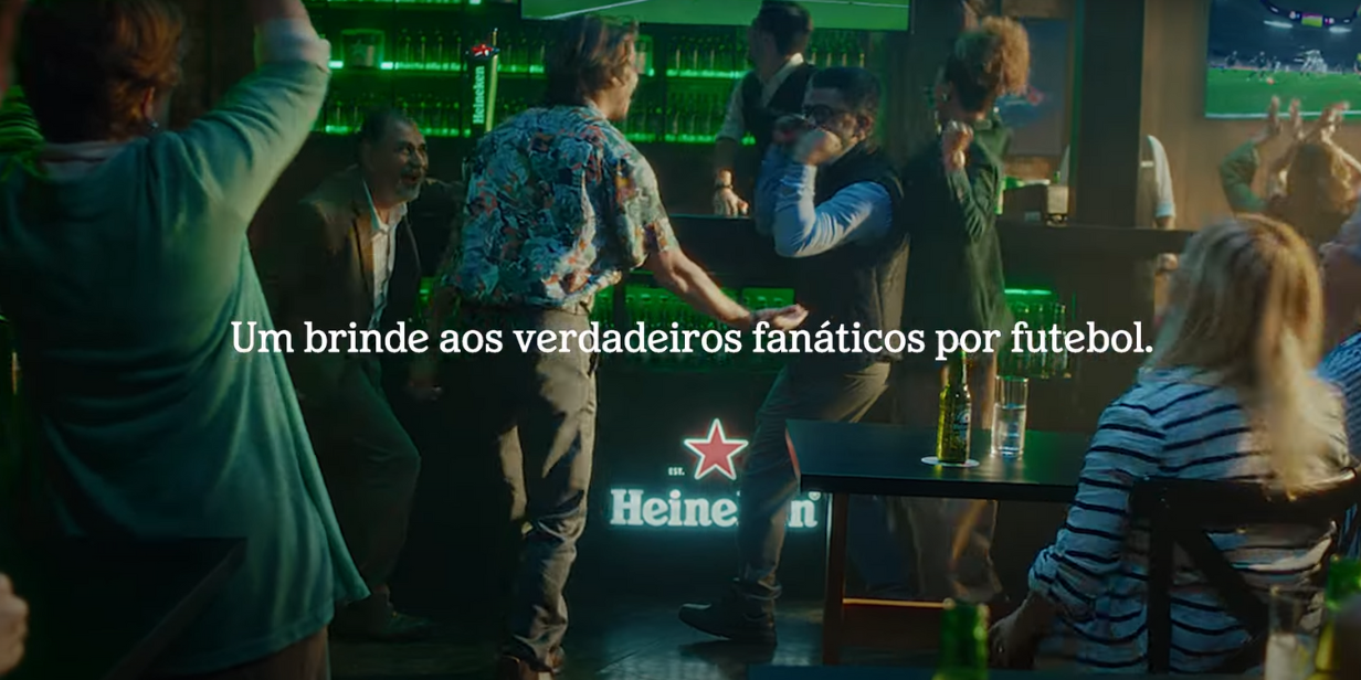 heineken lança promoção que retira torcedor do escritório e o leva ao bar com jogo da champions league