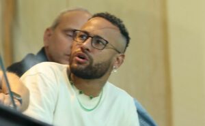 no estádio, neymar reage negativamente à substituição de vini jr. no brasil; veja momento