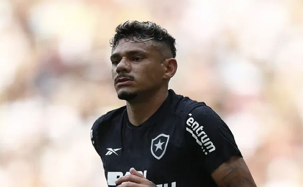 tiquinho soares desfalca o botafogo por falecimento do pai e não enfrenta o grêmio pelo brasileirão