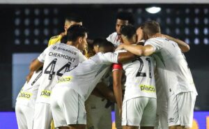 futebol abaixo preocupa torcida em vitória sofrida do santos, que teme mais um ano na série b