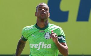 caio paulista ganha pontos com abel ao 'conter' zé rafael em jogo do palmeiras