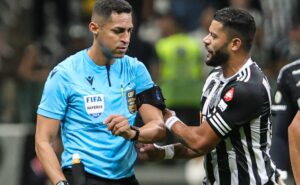 jogadores e presidente do atlético mg reclamam de juiz por expulsão de hulk