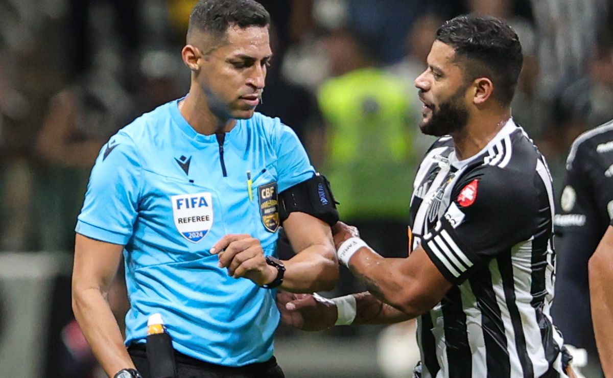 jogadores e presidente do atlético mg reclamam de juiz por expulsão de hulk