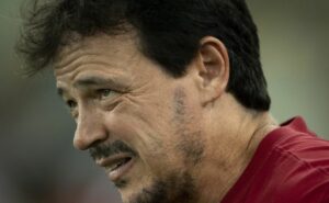 diniz reclama da arbitragem e analisa vitória do cruzeiro: "poderia ter ganhado"