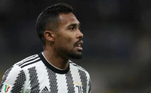 alvo do são paulo, alex sandro curte postagem de revelação de lucas moura; veja