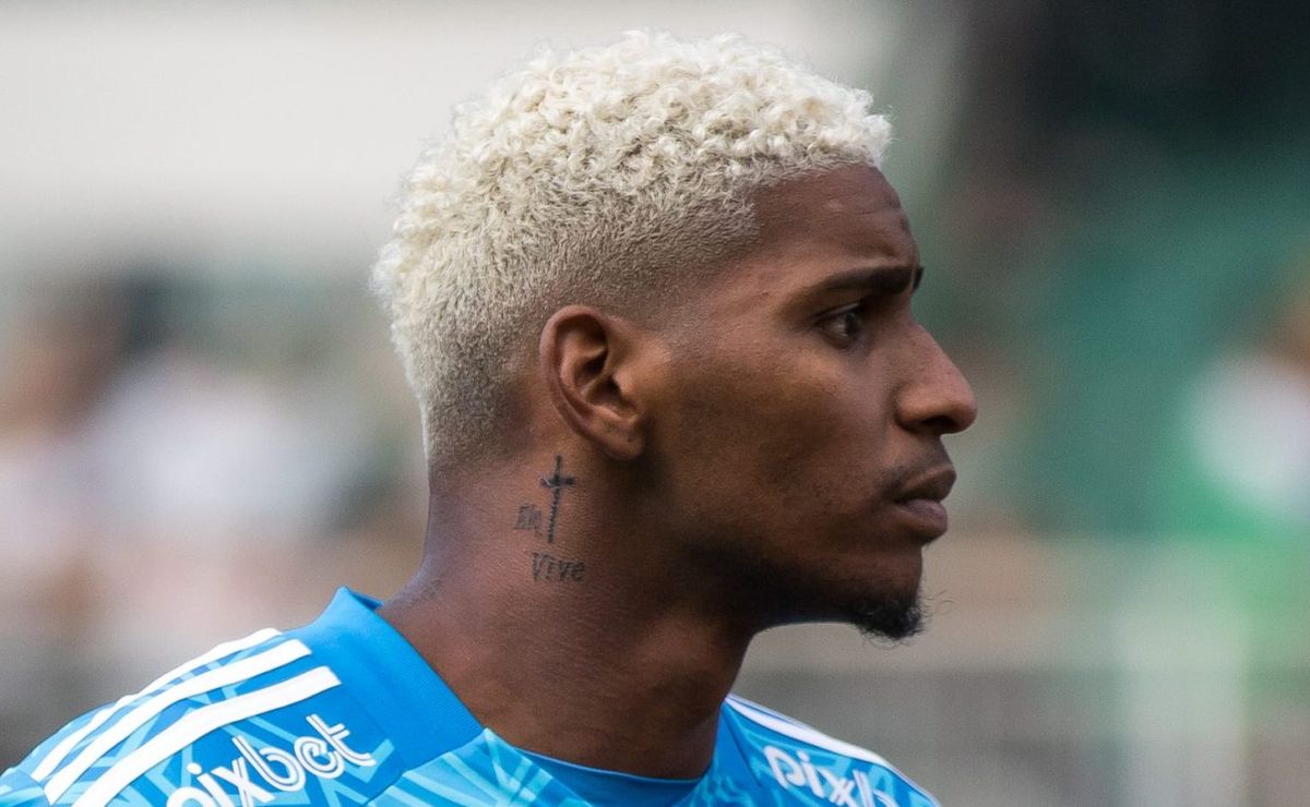 mesmo com interesse de outros clubes, santos é o favorito para a contratação de hugo