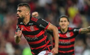 em jogo equilibrado, flamengo derrota o cruzeiro no maracanã e se mantém na liderança do brasileiro