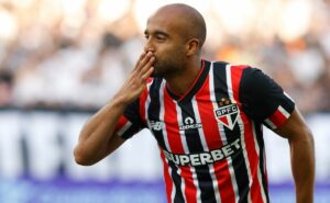 lucas dá camisa do são paulo para torcedor do corinthians após majestoso