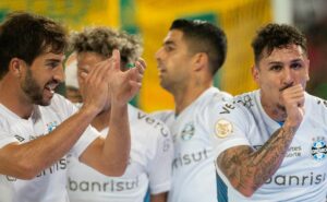 vina aceita reduzir salário e tenta deixar arábia saudita para voltar ao grêmio