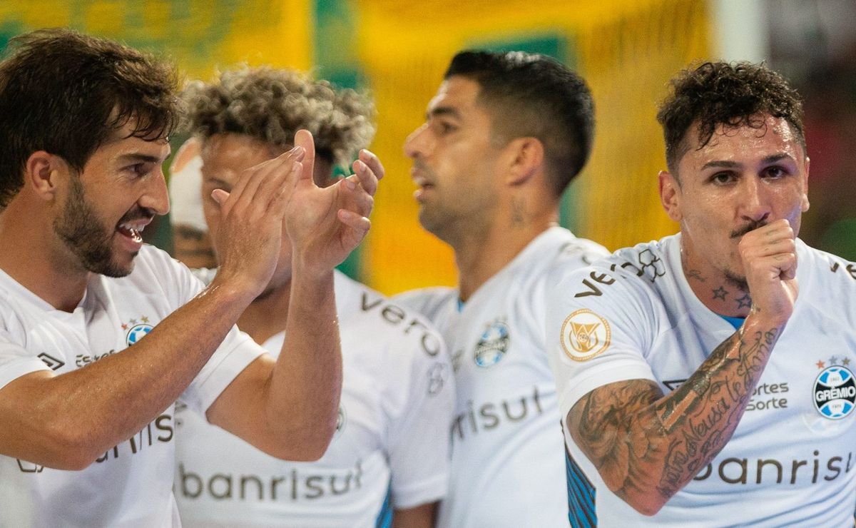 vina aceita reduzir salário e tenta deixar arábia saudita para voltar ao grêmio