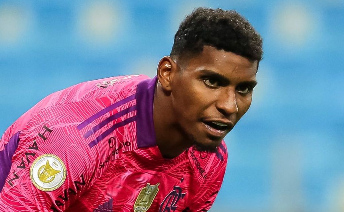 marcelo teixeira recebe pressão e santos vê corinthians brigar para ter hugo souza