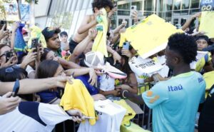seleção brasileira faz o penúltimo treino antes da estreia da copa américa e interage com torcedores