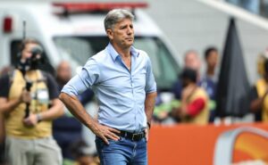 renato gaúcho decide fazer alteração e retirar jp galvão dos titulares do grêmio