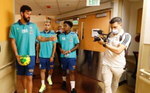 endrick, alisson e andreas pereira participam de ação humanitária