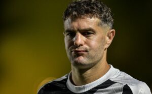 vegetti é provocado e parte pra cima da torcida do flamengo, diz repórter