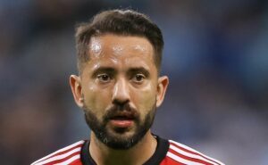 flamengo dá troco no bahia após perder everton ribeiro e acerta salários com meio campista