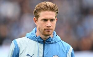 de bruyne aparece com camisa do palmeiras e posa para foto com equipe sub 15; veja