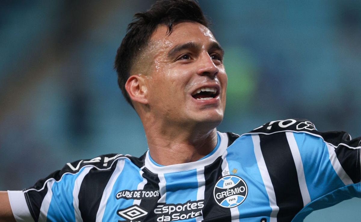 câmeras flagram cristaldo marcando gol de bicicleta pelo grêmio; veja a pintura