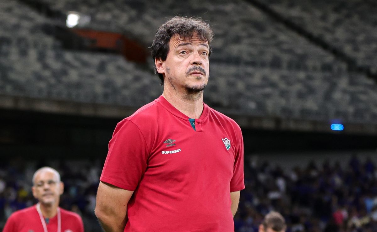 torcida do fluminense protesta contra jogadores no centro de treinamento