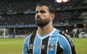 lesionado, diego costa volta a porto alegre para iniciar tratamento no ct do grêmio
