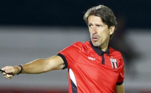 treinador do botafogo sp, paulo gomes, elogia santos: “grande equipe, com excelentes jogadores”