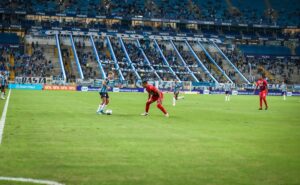 arena do grêmio começa a ter gramados trocados após enchentes
