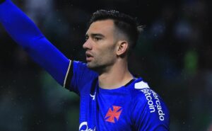 protestos no vasco: léo jardim fala com torcedores no ct e recebe apoio  