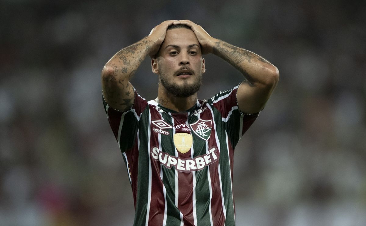 jornalista da globo detona guga, do fluminense, por tentar agredir câmera