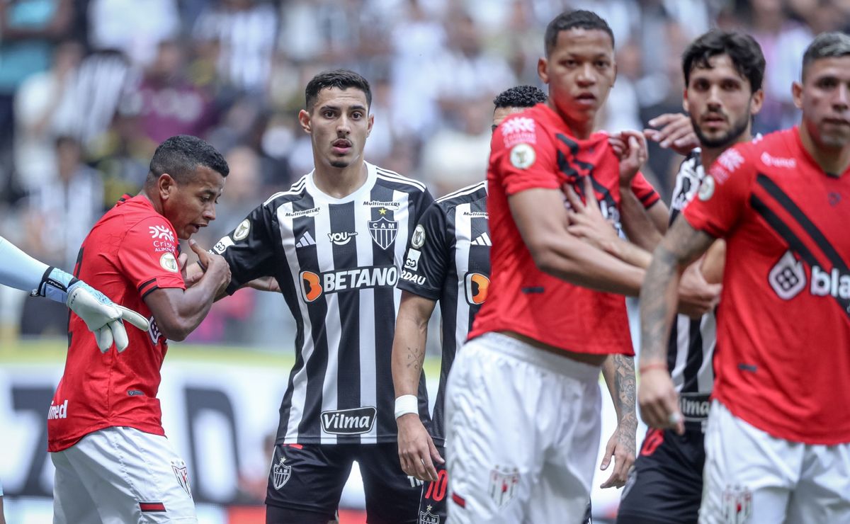 atlético mg quase perde, mas garante empate com atlético go na arena mrv