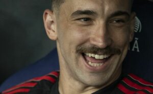 sem allan, léo ortiz vira volante e tite define titular no flamengo contra grêmio