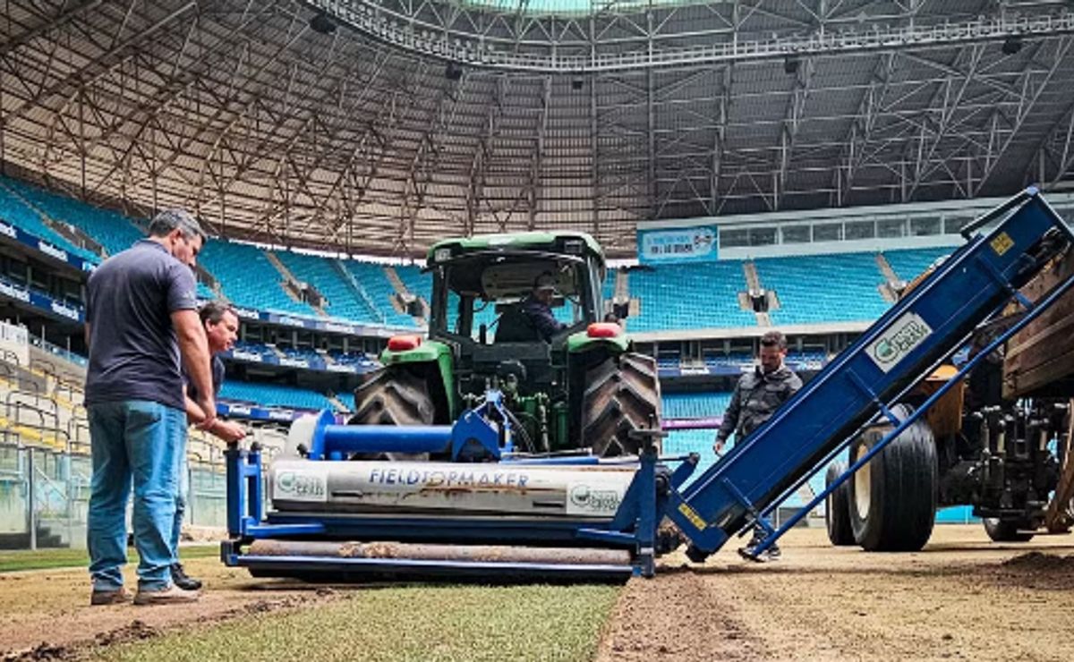 finalmente: após tragédia, novo gramado da arena do grêmio está sendo instalado