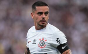 com saídas de cássio e paulinho, fagner repensa seu futuro no corinthians