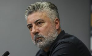 torcida do santos fica inconformada com saída encaminhada por alexandre gallo na vila