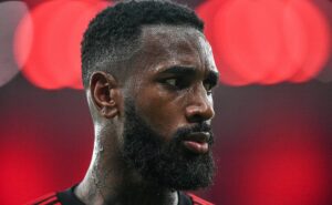 gerson se irrita com goleiro do cruzeiro e tv flagra bronca do camisa 8; assista ao vídeo