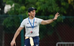 adversário do são paulo na libertadores, anuncia saída de treinador; veja