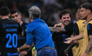 santos volta a se interessar pelo meio campista nathan, do grêmio