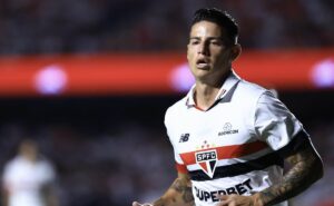 torcida do são paulo reage à partida de james rodrígues pela seleção colombiana