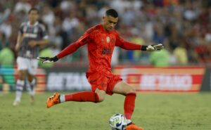 novo goleiro do corinthians: santos, ex flamengo, está na mira do clube 