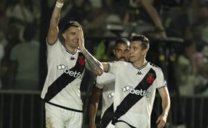 vegetti marca no fim e salva o vasco de derrota para o botafogo