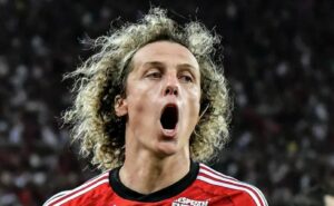 david luiz garante vitória do flamengo sobre o bahia e rubro negro volta a ser líder do brasileirão