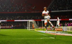 são paulo vence o bahia no morumbis e se aproxima do g4 do brasileirão