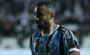 everton galdino deve ser barrado por renato gaúcho no grêmio contra o botafogo
