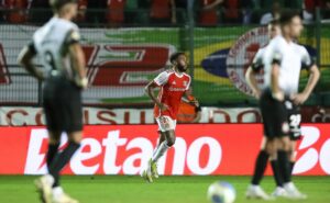 corinthians perde para o internacional e entra na zona de rebaixamento do brasileiro