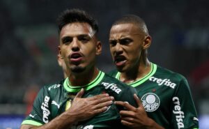 reformulação no palmeiras: abel autoriza e empresário busca clube no exterior para jhon jhon